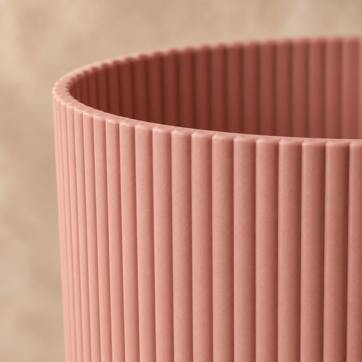 Vaso decorativo elho Vibes Fold Round rosa Ø14 x H13 cm, dettaglio della superficie