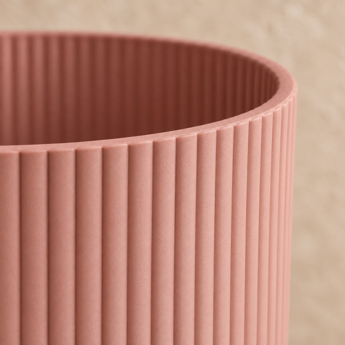 Maceta decorativa elho Vibes Fold Round rosa Ø18 x H17 cm, detalle de la superficie