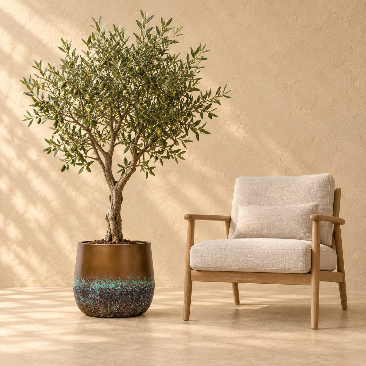 Sierpot Elisa Mystic Bronze Ø44 x H39 cm, op ware grootte naast een fauteuil