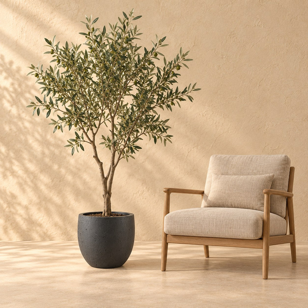 Sierpot Grigio new egg antraciet Ø36 x H31 cm, op ware grootte naast een fauteuil
