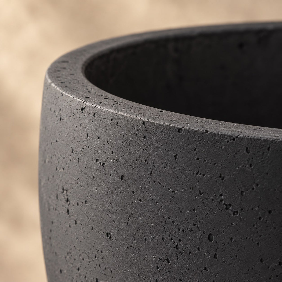 Sierpot Grigio new egg antraciet Ø36 x H31 cm, detail van het oppervlak