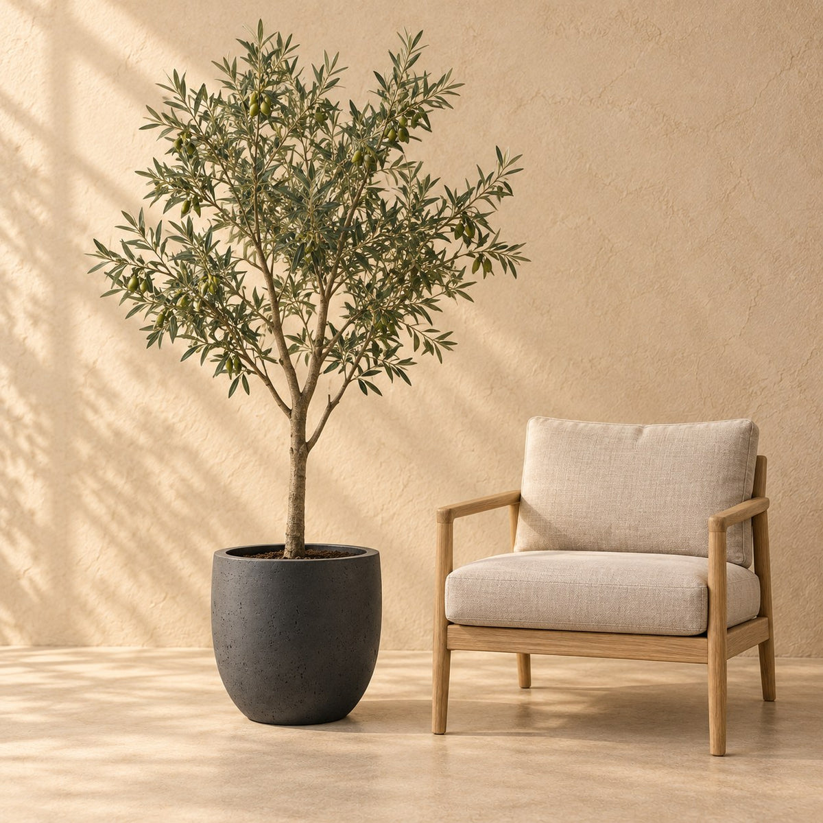 Sierpot Grigio new egg antraciet Ø45 x H38 cm, op ware grootte naast een fauteuil