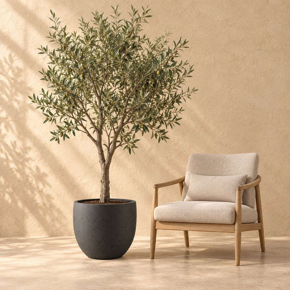 Sierpot Grigio new egg antraciet Ø55 x H46 cm, op ware grootte naast een fauteuil
