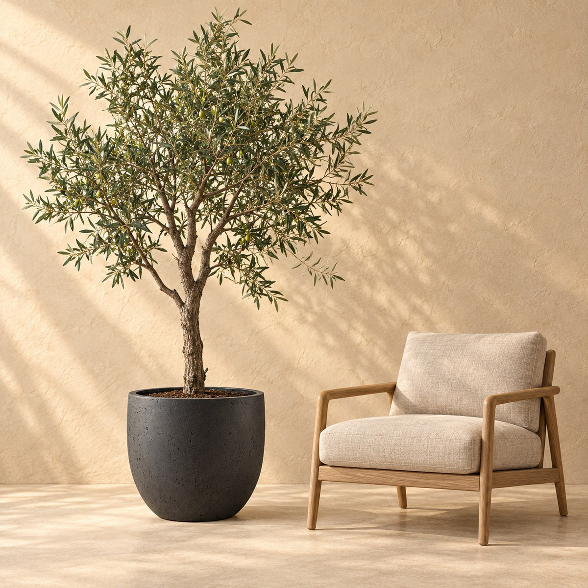 Sierpot Grigio new egg antraciet Ø65 x H54 cm, op ware grootte naast een fauteuil