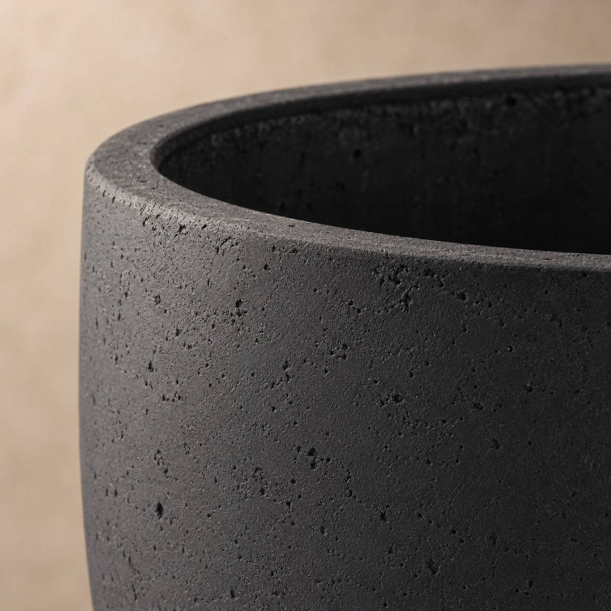 Sierpot Grigio new egg antraciet Ø65 x H54 cm, detail van het oppervlak