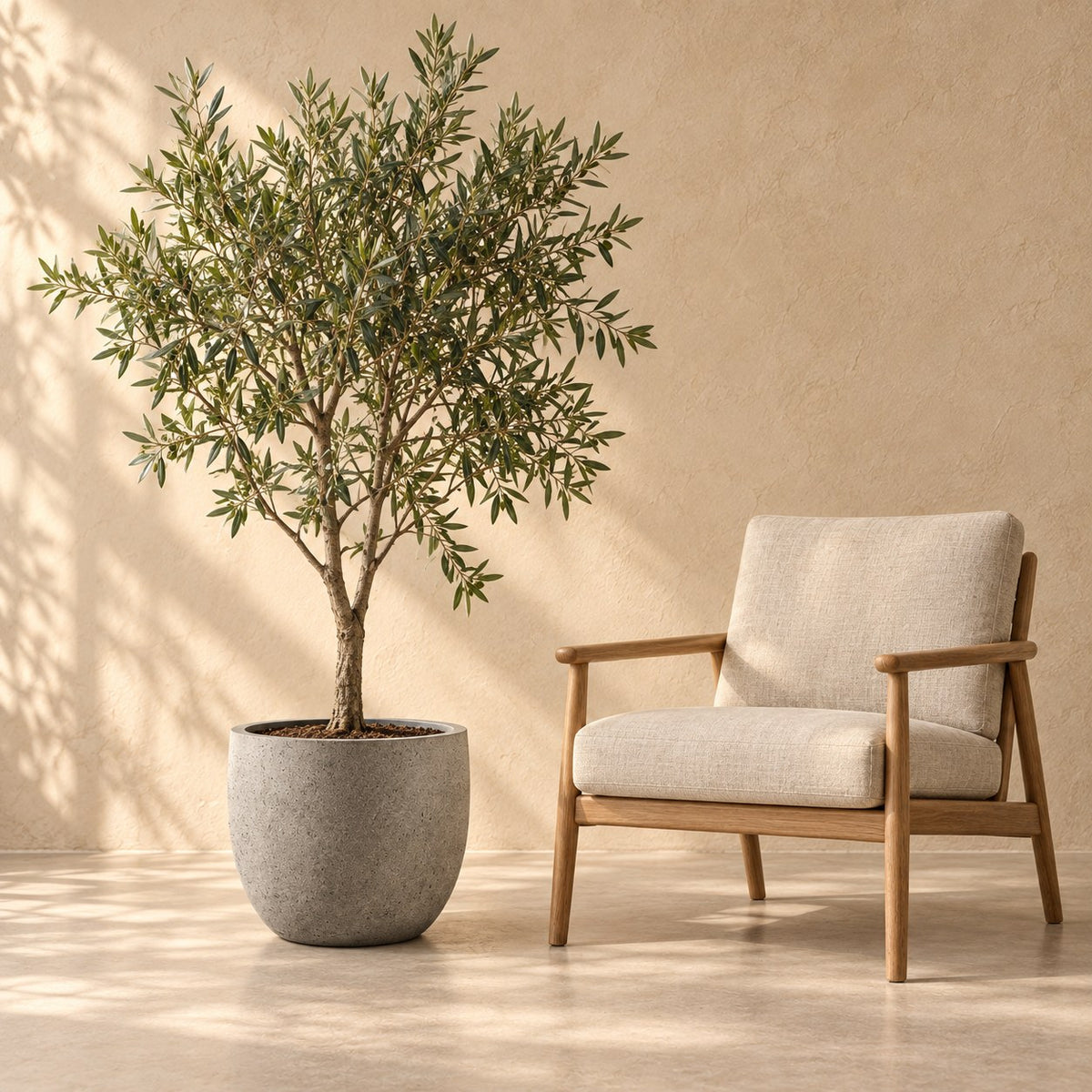 Sierpot grigio new egg natural concrete Ø45 x H38 cm, op ware grootte naast een fauteuil