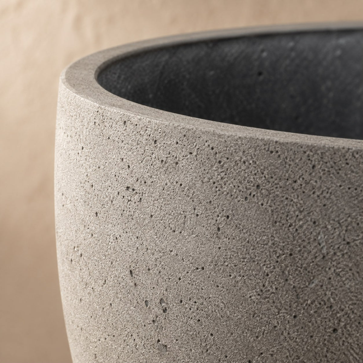 Ziertopf grigio new egg natural concrete Ø45 x H38 cm, Detail der Oberfläche
