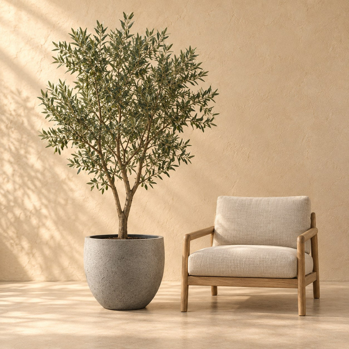Vaso decorativo grigio new egg natural concrete Ø55 x H46 cm, in scala reale accanto a una poltrona