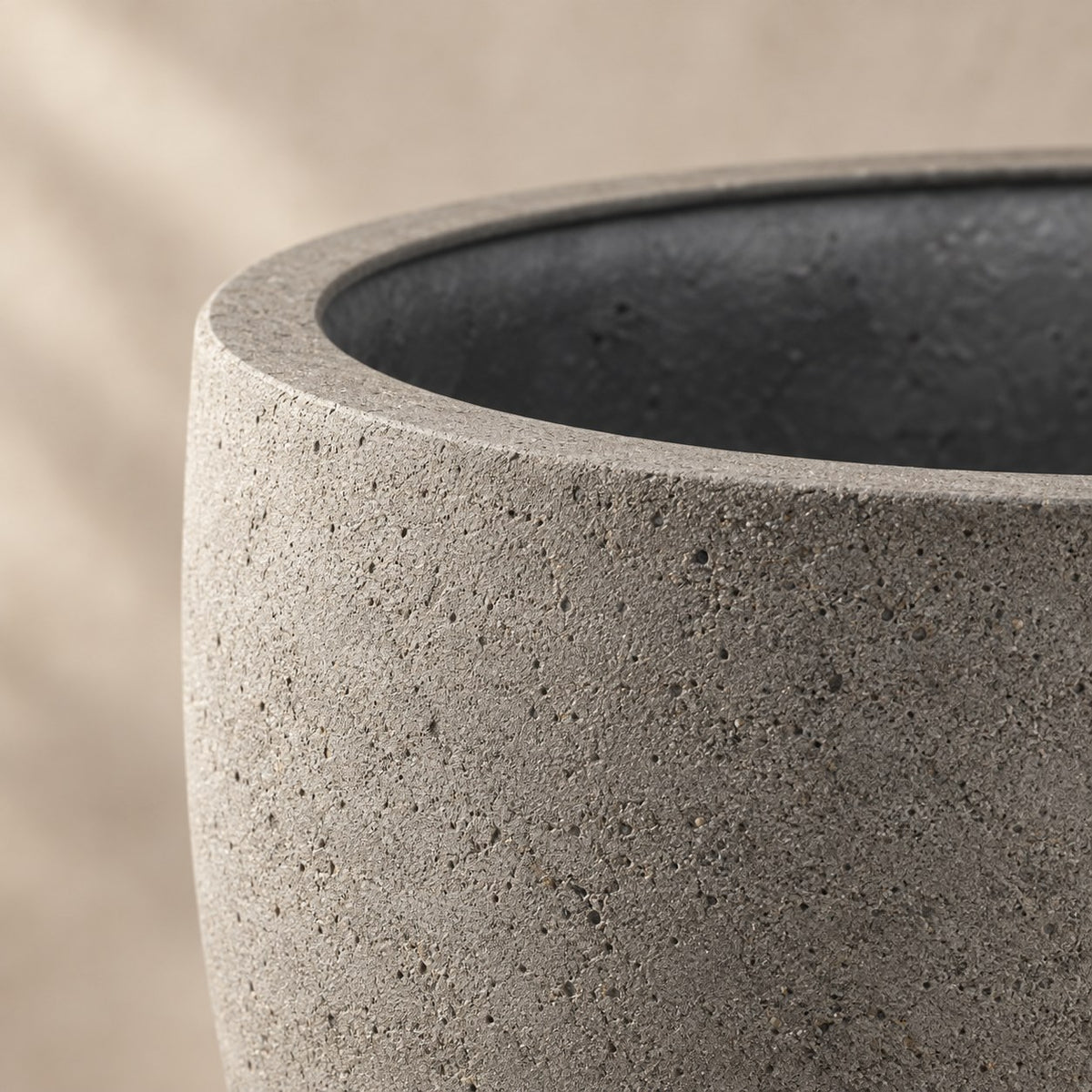 Vaso decorativo grigio new egg natural concrete Ø55 x H46 cm, dettaglio della superficie