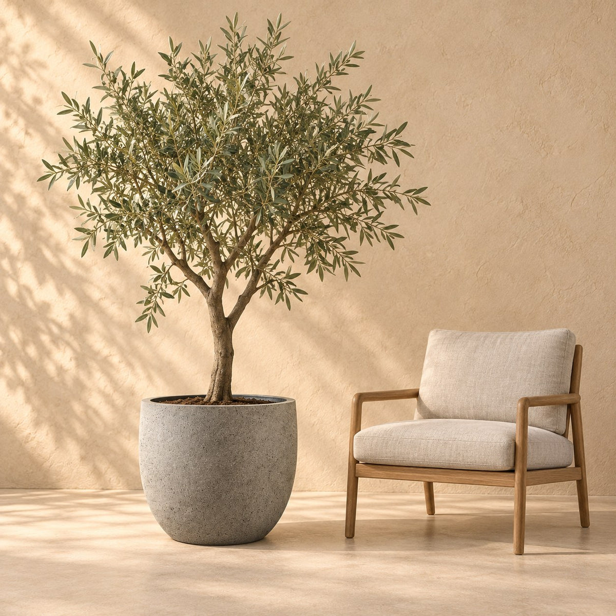 Sierpot grigio new egg natural concrete Ø65 x H54 cm, op ware grootte naast een fauteuil