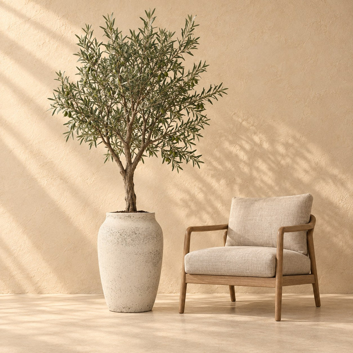 Sierpot Hera Chalk White - L Ø51 cm, op ware grootte naast een fauteuil