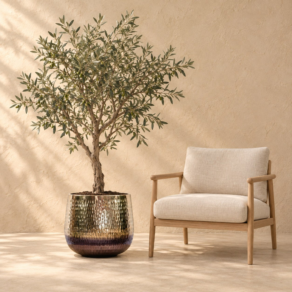 Sierpot Jenna gold Ø46 x H38 cm, op ware grootte naast een fauteuil