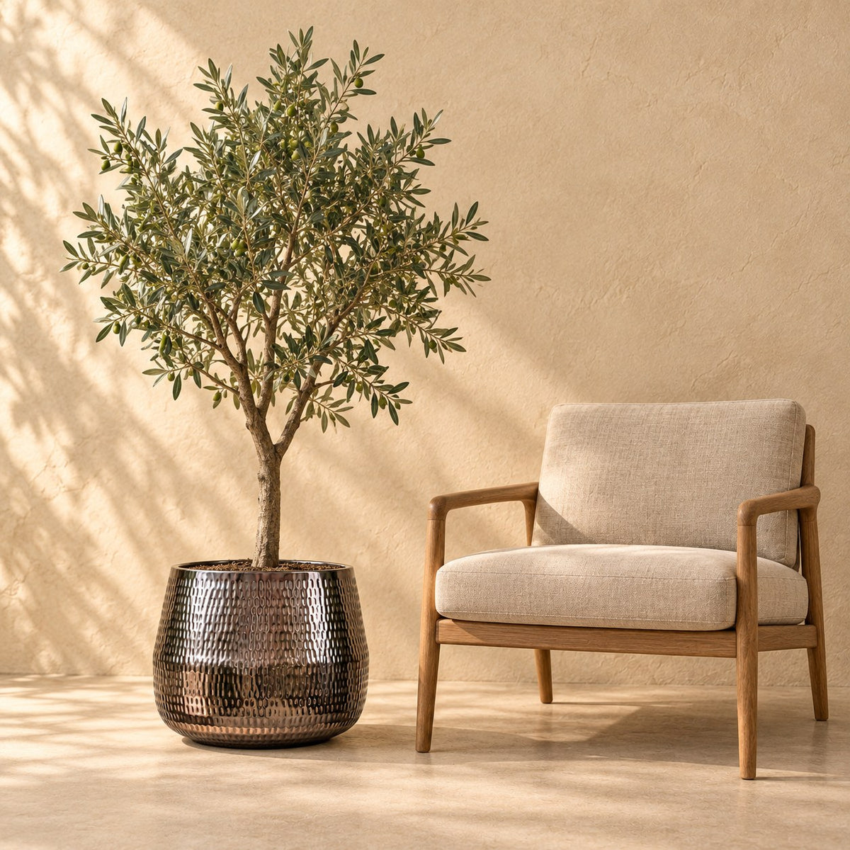 Sierpot Jenna lead Ø46 x H38 cm, op ware grootte naast een fauteuil