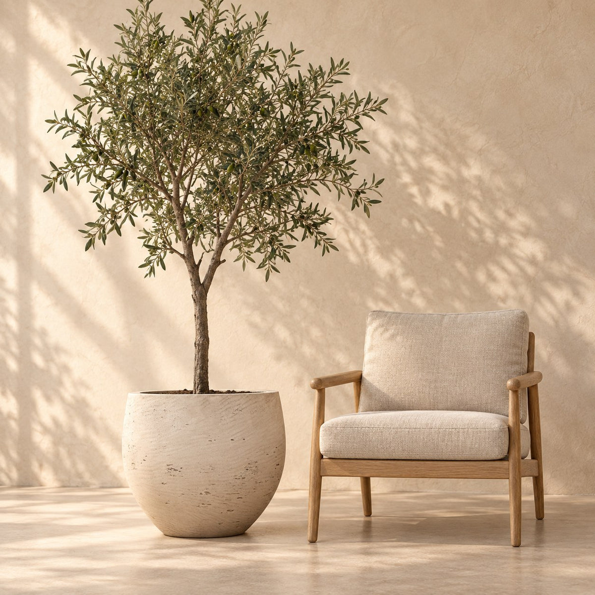 Sierpot Jumbo Orb Beige Washed Ø53 x H45 cm, op ware grootte naast een fauteuil