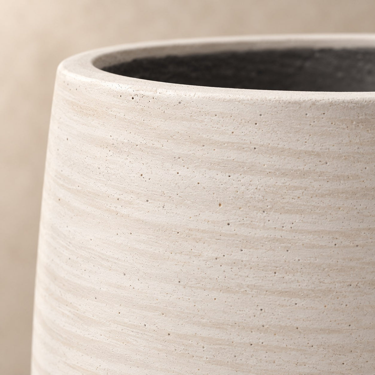 Sierpot Jumbo Patt Ivory Washed Ø56 x H47 cm, detail van het oppervlak