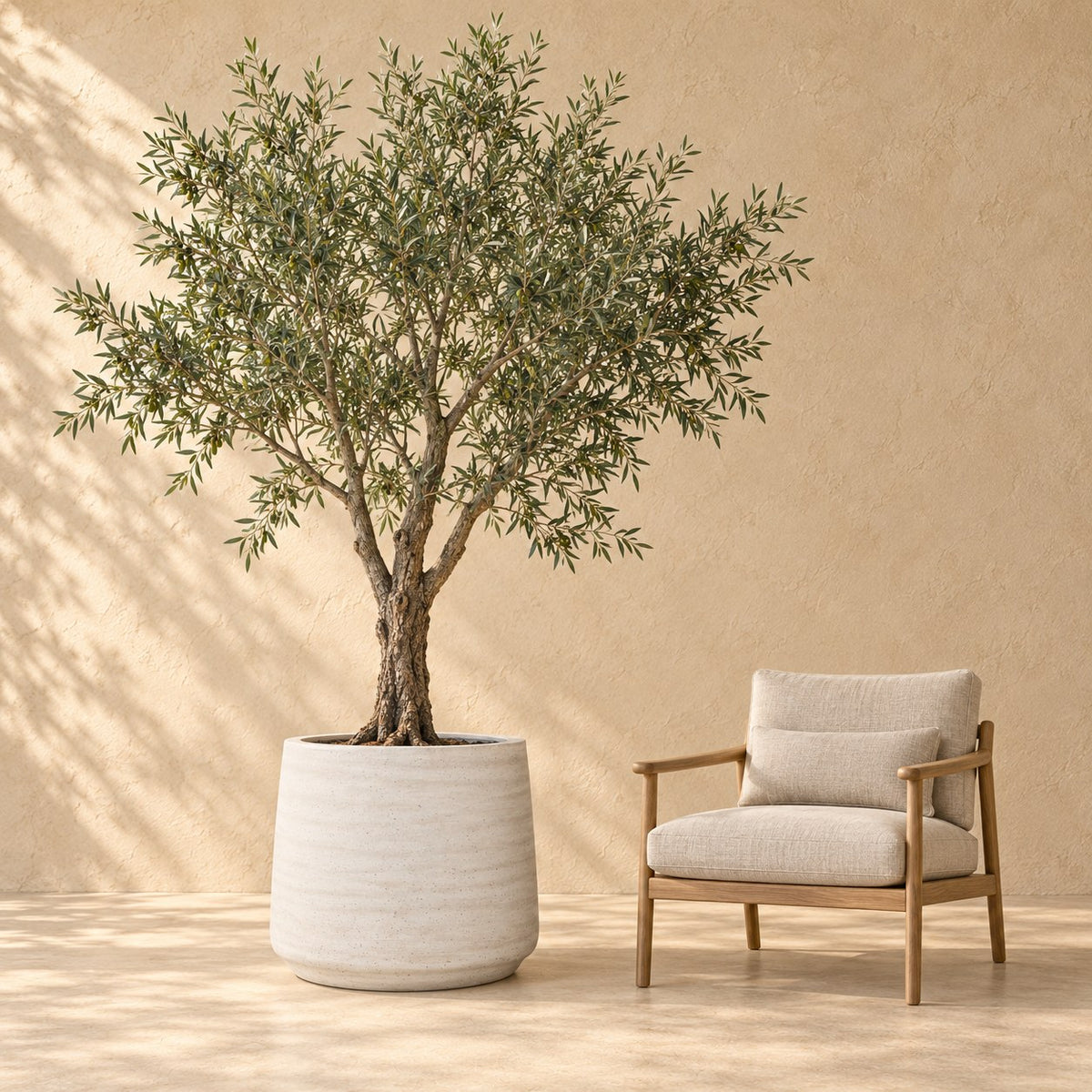 Sierpot Jumbo Patt Ivory Washed Ø73 x H61 cm, op ware grootte naast een fauteuil