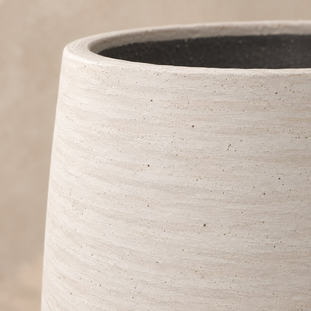 Ziertopf Jumbo Patt Ivory Washed Ø73 x H61 cm, Detail der Oberfläche