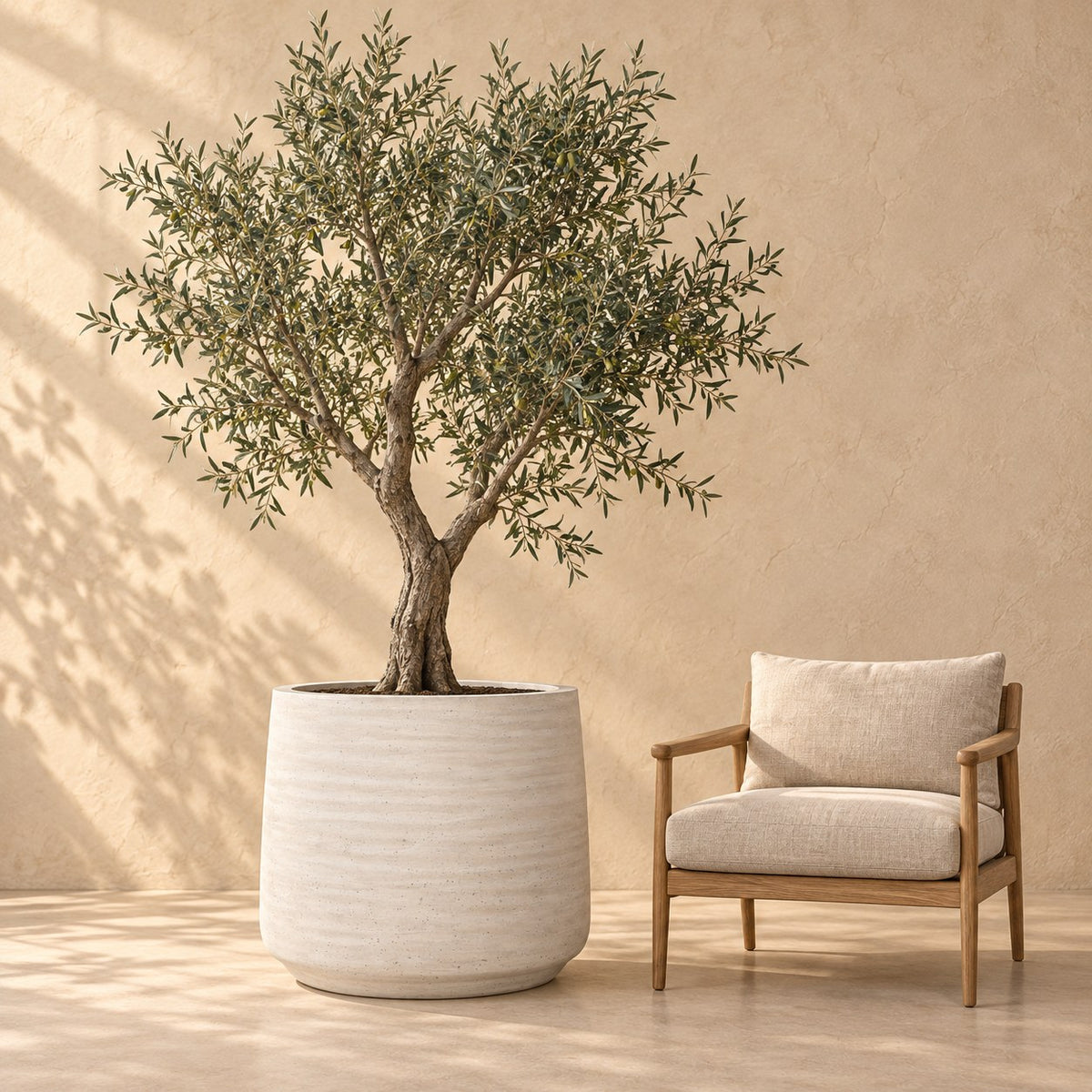 Sierpot Jumbo Patt Ivory Washed Ø93 x H77 cm, op ware grootte naast een fauteuil