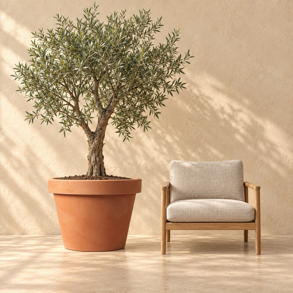 Sierpot Lira Terra Ø85 x H76 cm, op ware grootte naast een fauteuil