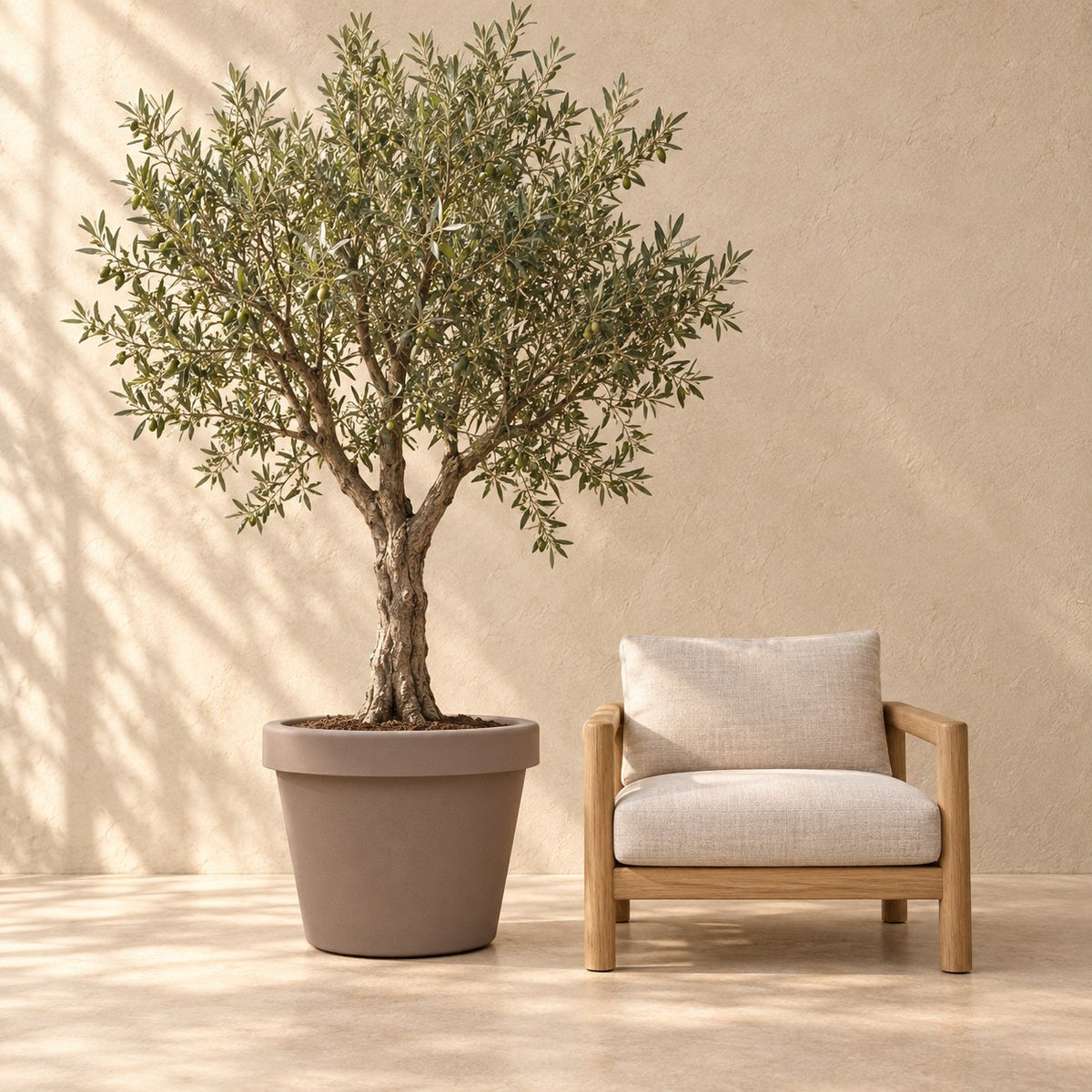 Sierpot Lira Tortora Ø65 x H58 cm, op ware grootte naast een fauteuil
