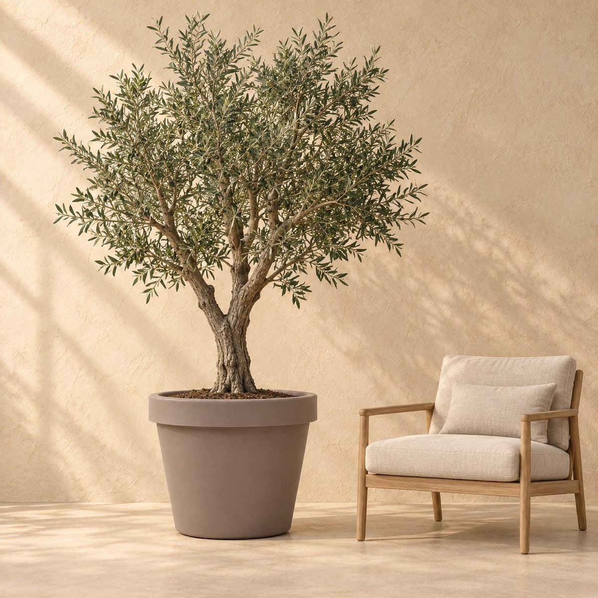 Sierpot Lira Tortora Ø75 x H68 cm, op ware grootte naast een fauteuil