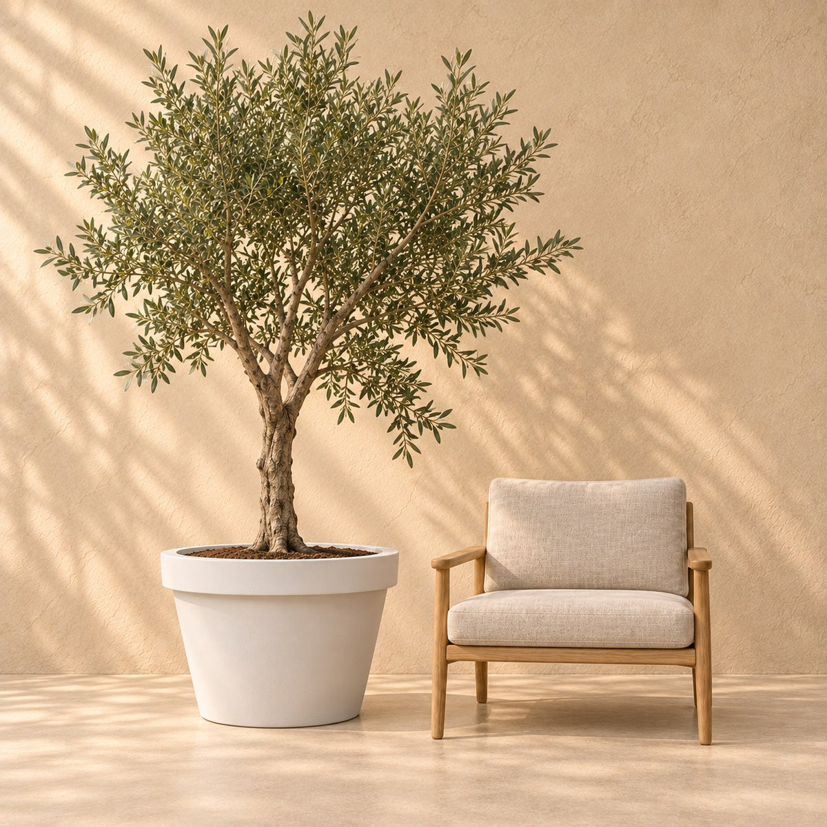 Sierpot Lira wit Ø65 x H58 cm, op ware grootte naast een fauteuil