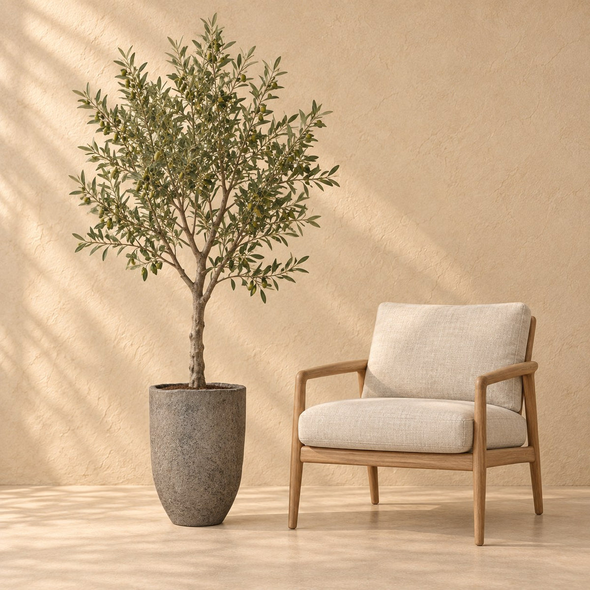 Sierpot Mountain Hayes Ø38 x H56 cm, op ware grootte naast een fauteuil