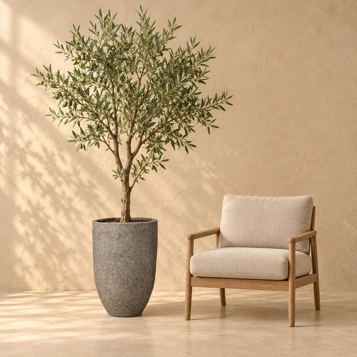 Sierpot Mountain Hayes Ø52 x H75 cm, op ware grootte naast een fauteuil