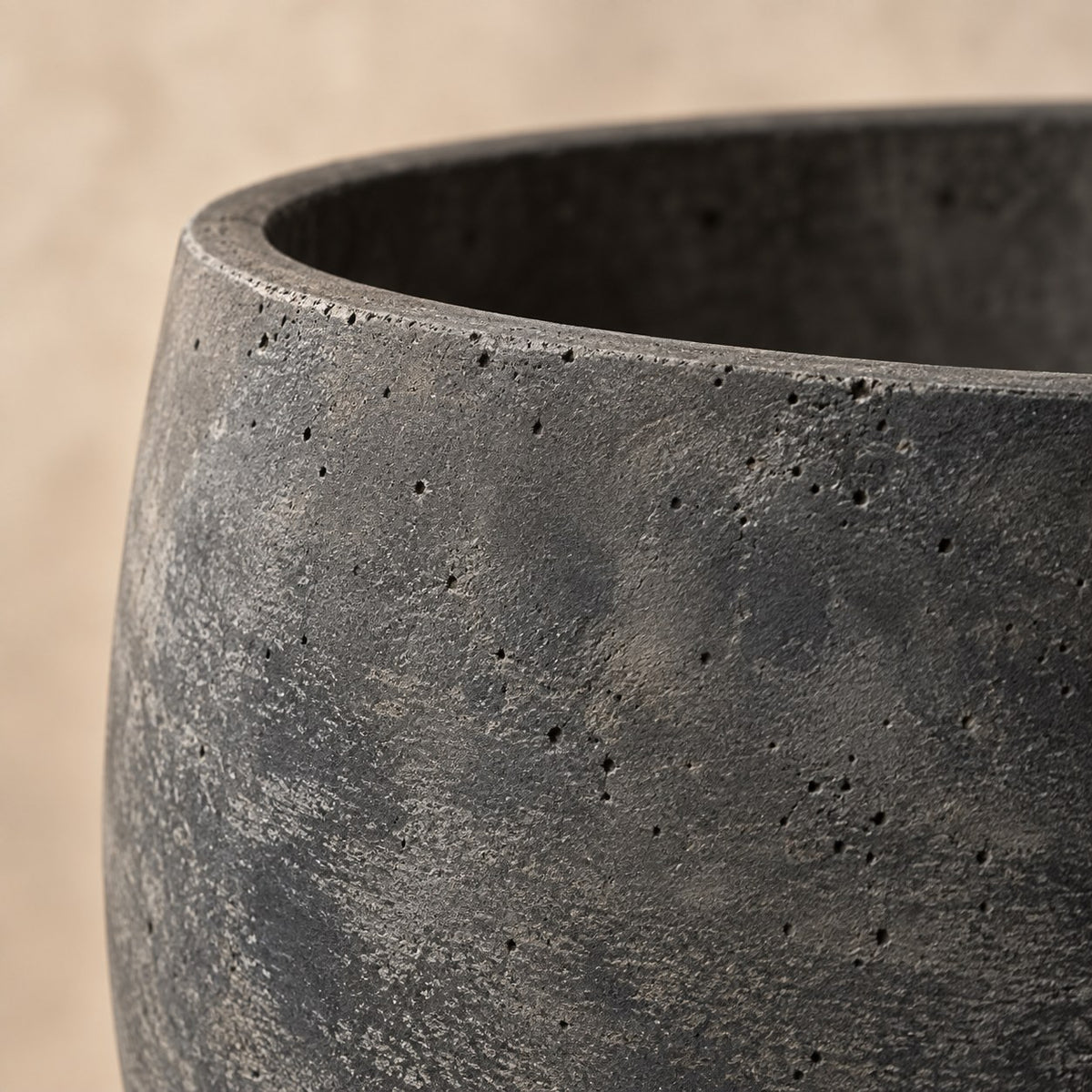 Sierpot Orb Black Washed Ø32 x H28 cm, detail van het oppervlak