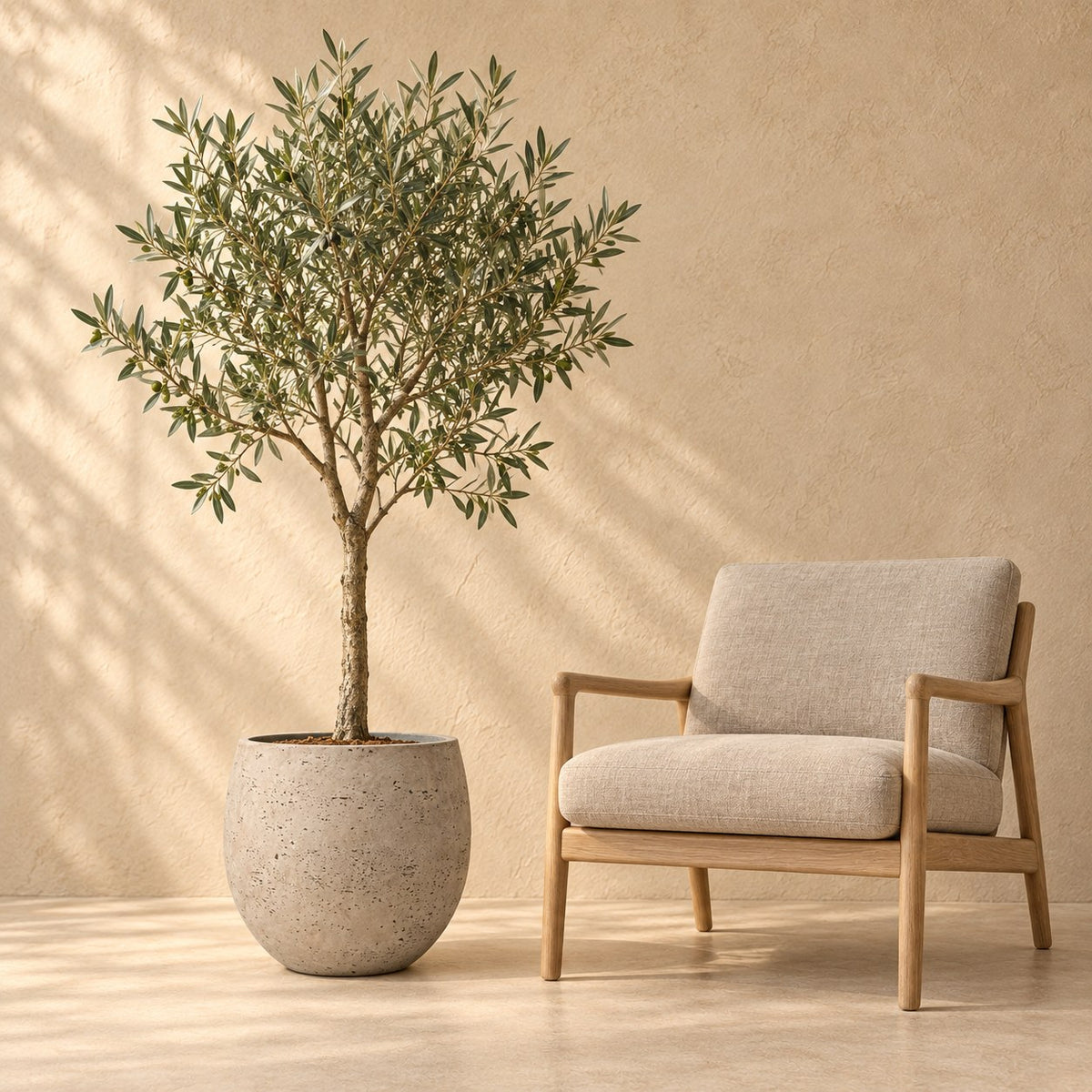 Sierpot Orb Grey Washed Ø39 x H35 cm, op ware grootte naast een fauteuil