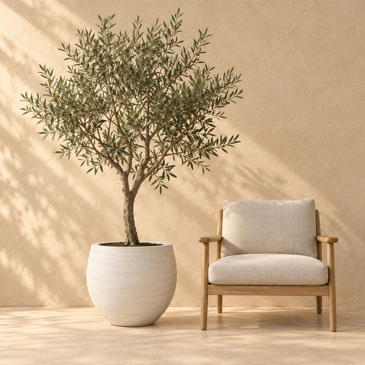 Sierpot Orb Ivory Washed Ø53 x H45 cm, op ware grootte naast een fauteuil