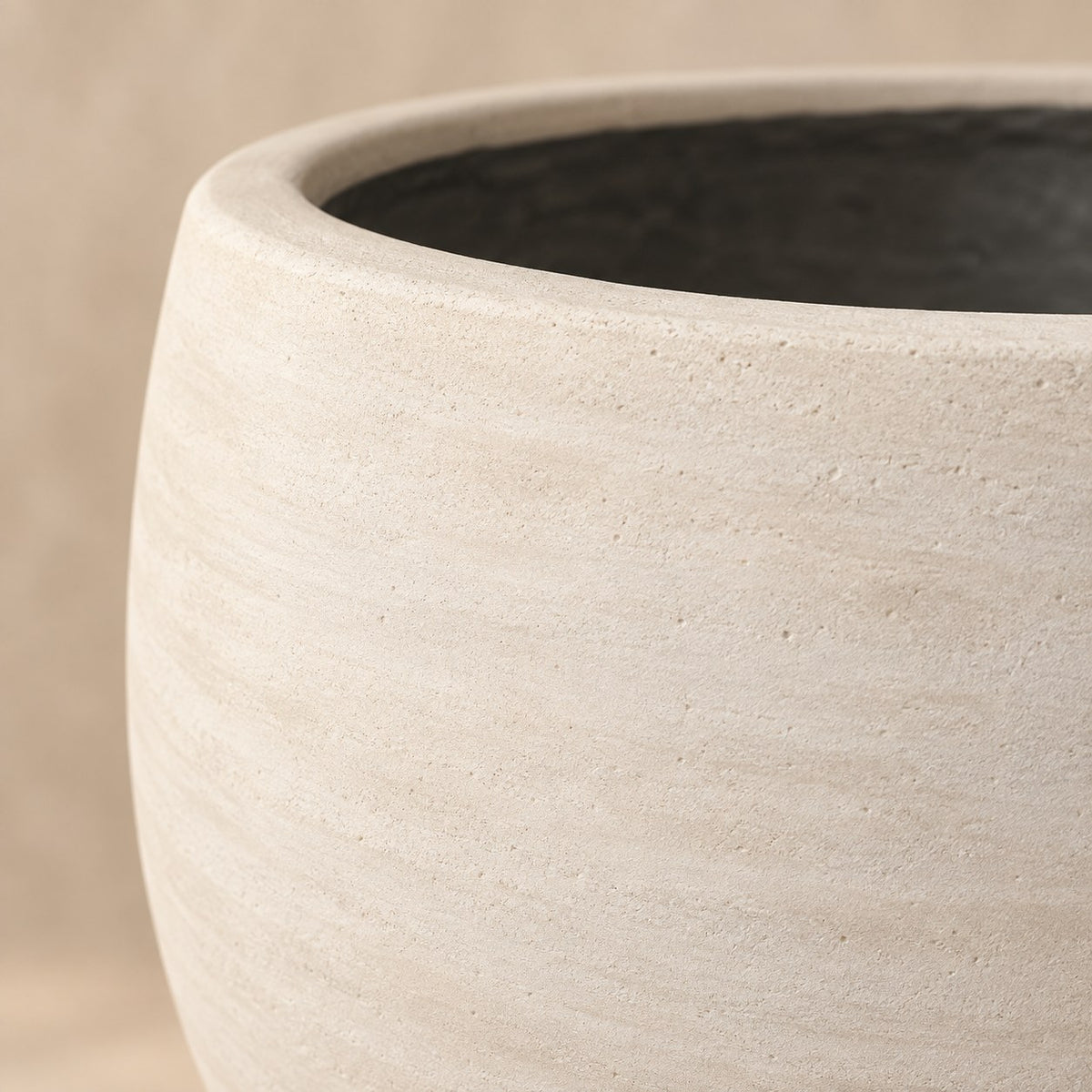 Sierpot Orb Ivory Washed Ø53 x H45 cm, detail van het oppervlak