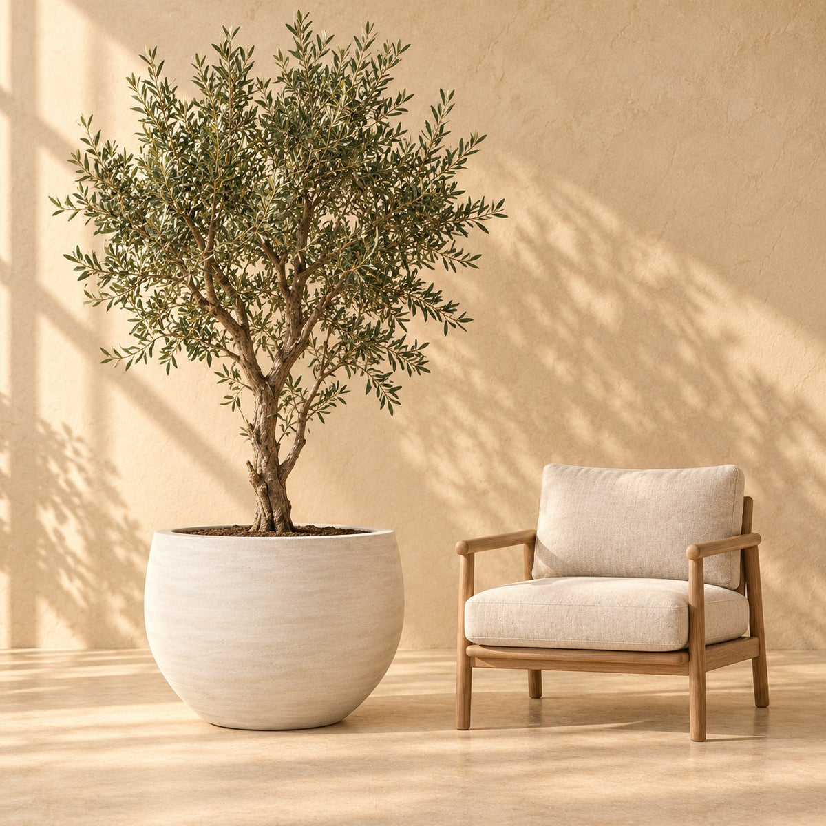 Sierpot Orb Ivory Washed Ø88 x H70 cm, op ware grootte naast een fauteuil