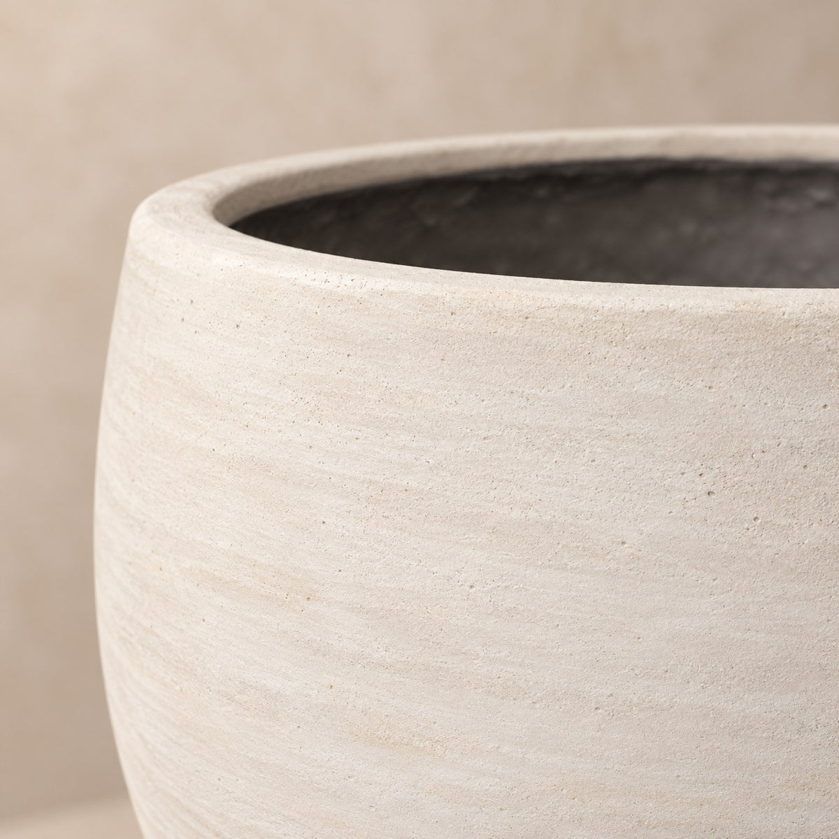 Sierpot Orb Ivory Washed Ø88 x H70 cm, detail van het oppervlak