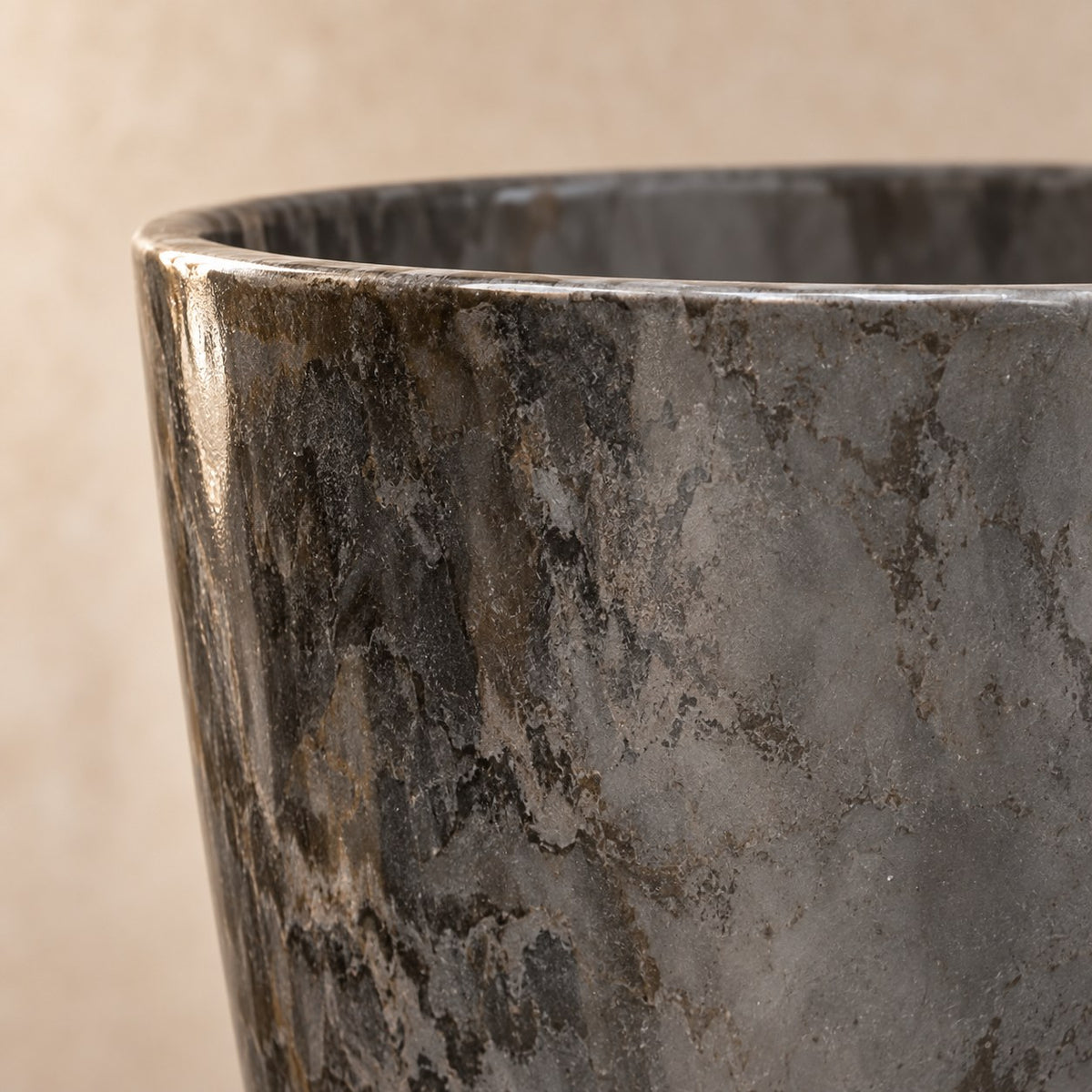 Sierpot Palermo marble grijs Ø27 x H25 cm, detail van het oppervlak