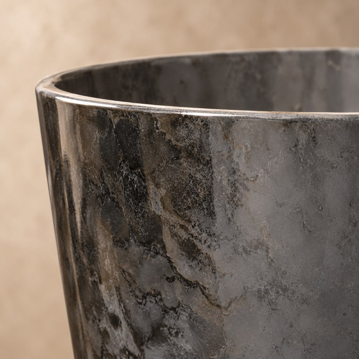 Sierpot Palermo marble grijs Ø30 x H28 cm, detail van het oppervlak