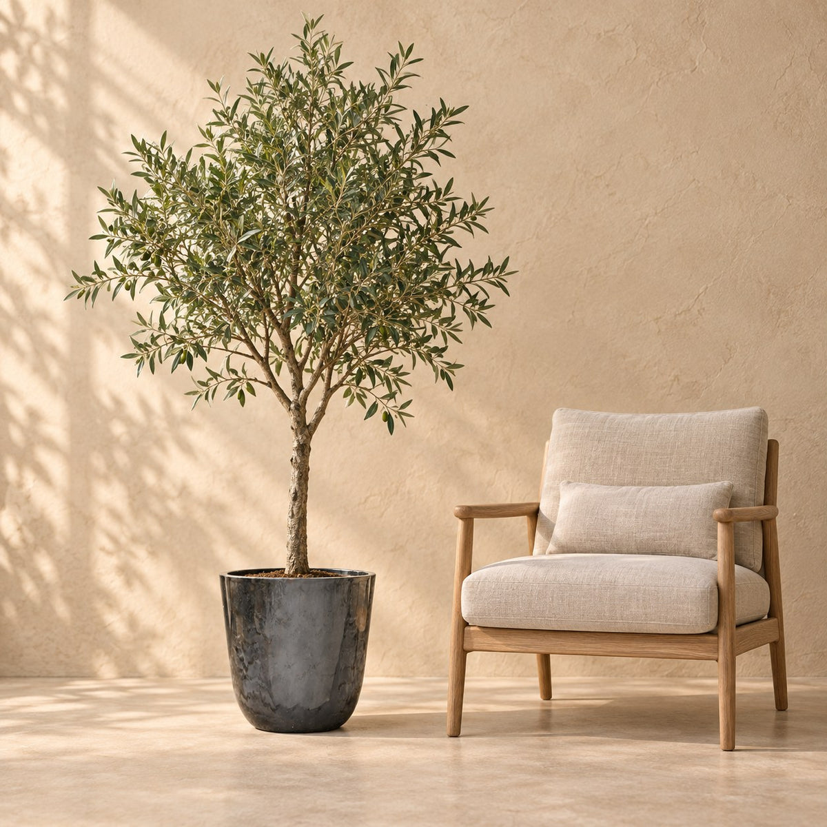 Sierpot Palermo marble grijs Ø40 x H36 cm, op ware grootte naast een fauteuil