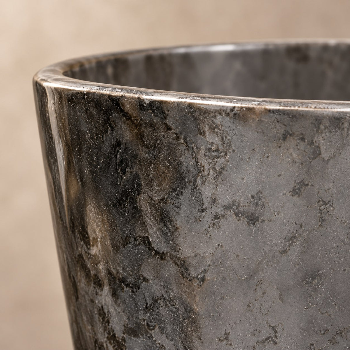 Sierpot Palermo marble grijs Ø40 x H36 cm, detail van het oppervlak