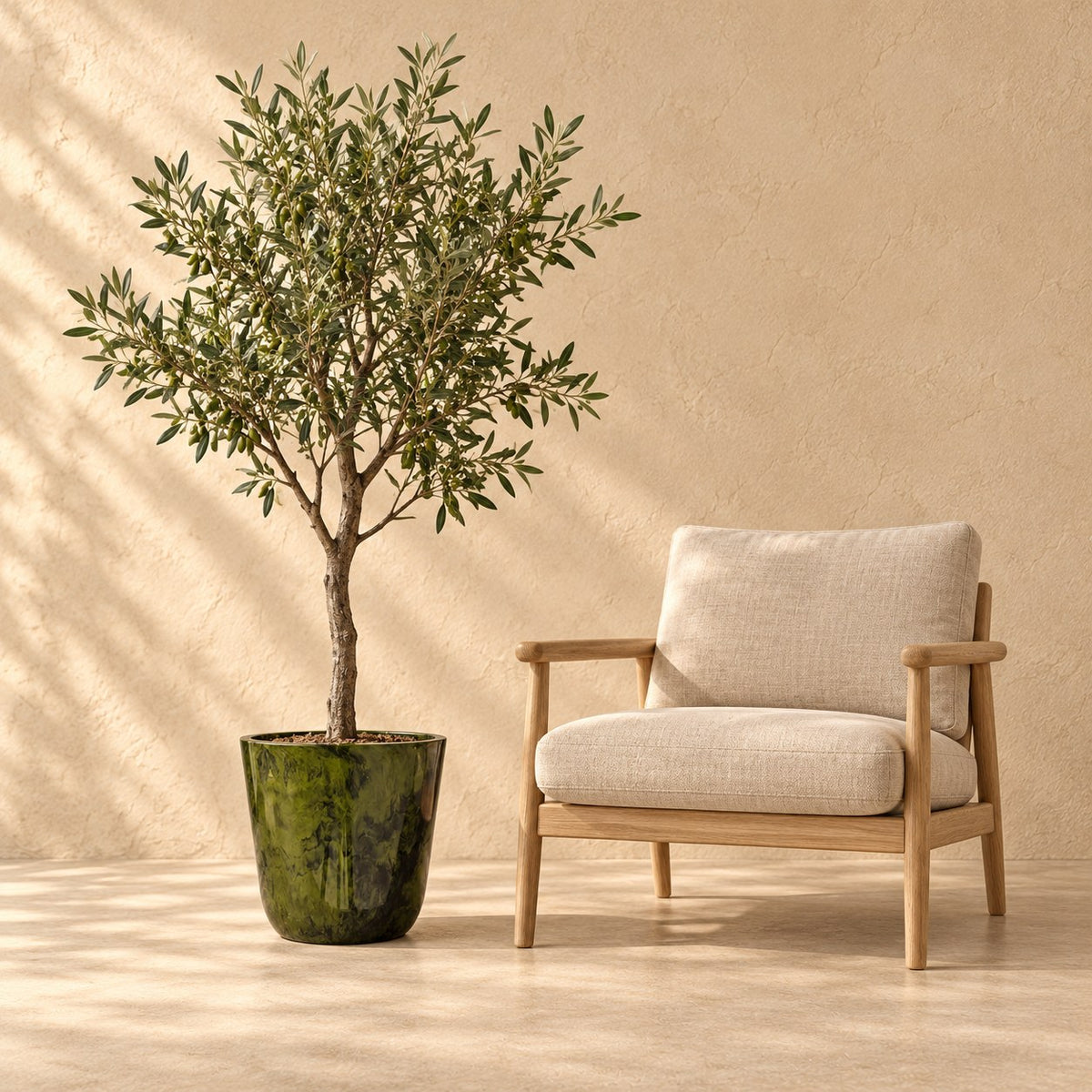 Sierpot Palermo marble groen Ø35 x H32 cm, op ware grootte naast een fauteuil