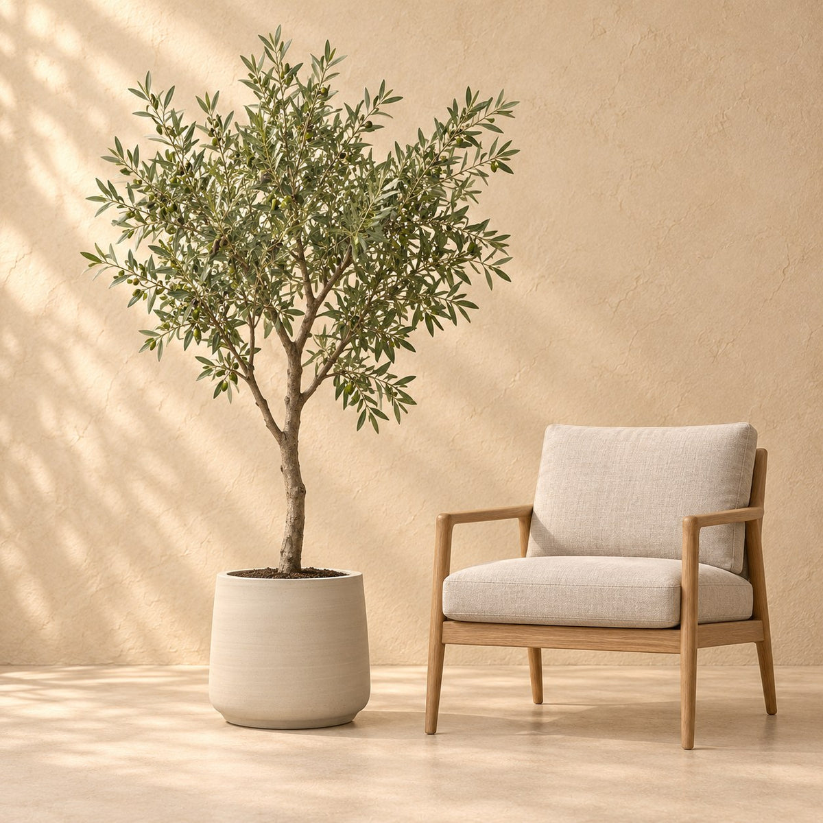 Sierpot Patt Beige Washed Ø45 x H38 cm, op ware grootte naast een fauteuil