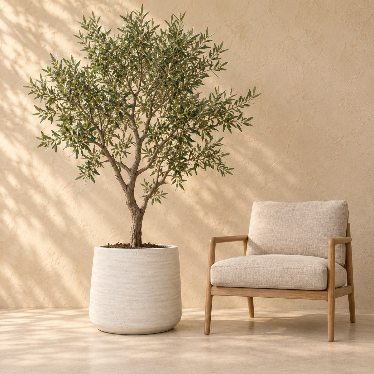 Sierpot Patt Beige Washed Ø56 x H47 cm, op ware grootte naast een fauteuil