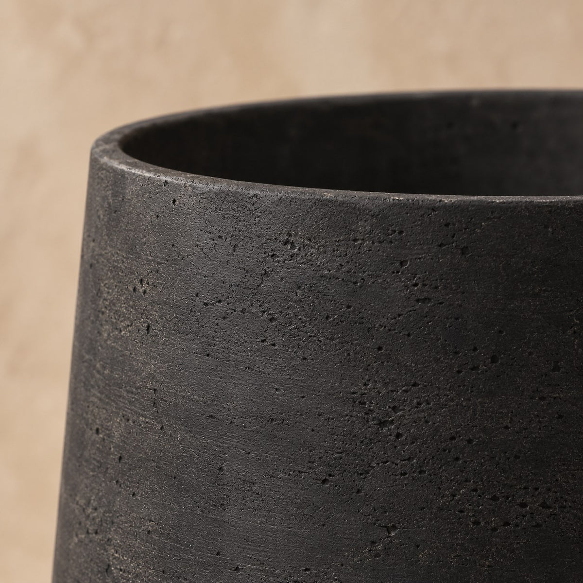 Sierpot Patt Black Washed Ø34 x H28 cm, detail van het oppervlak