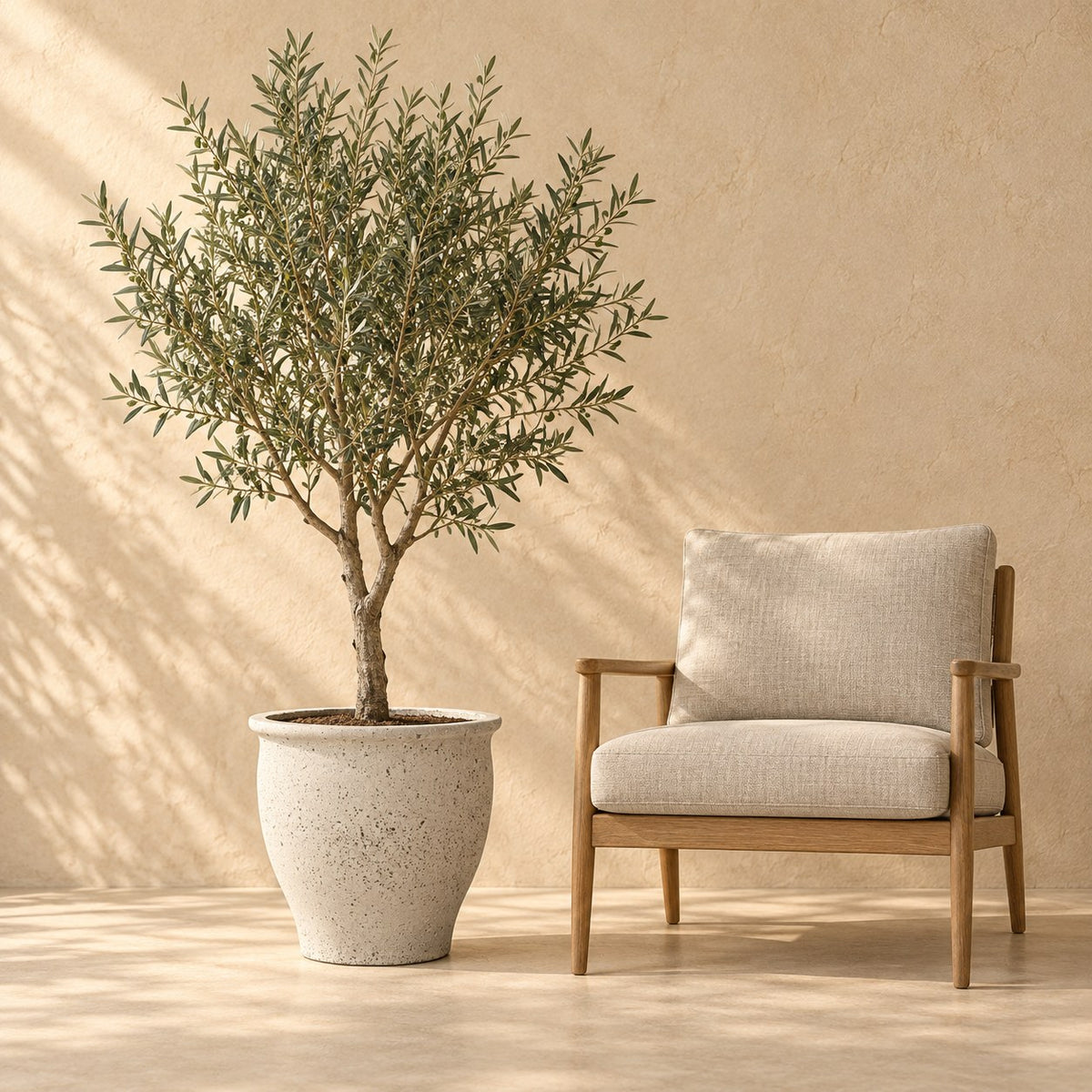 Sierpot Poseidon Ø42 x H38 cm, op ware grootte naast een fauteuil