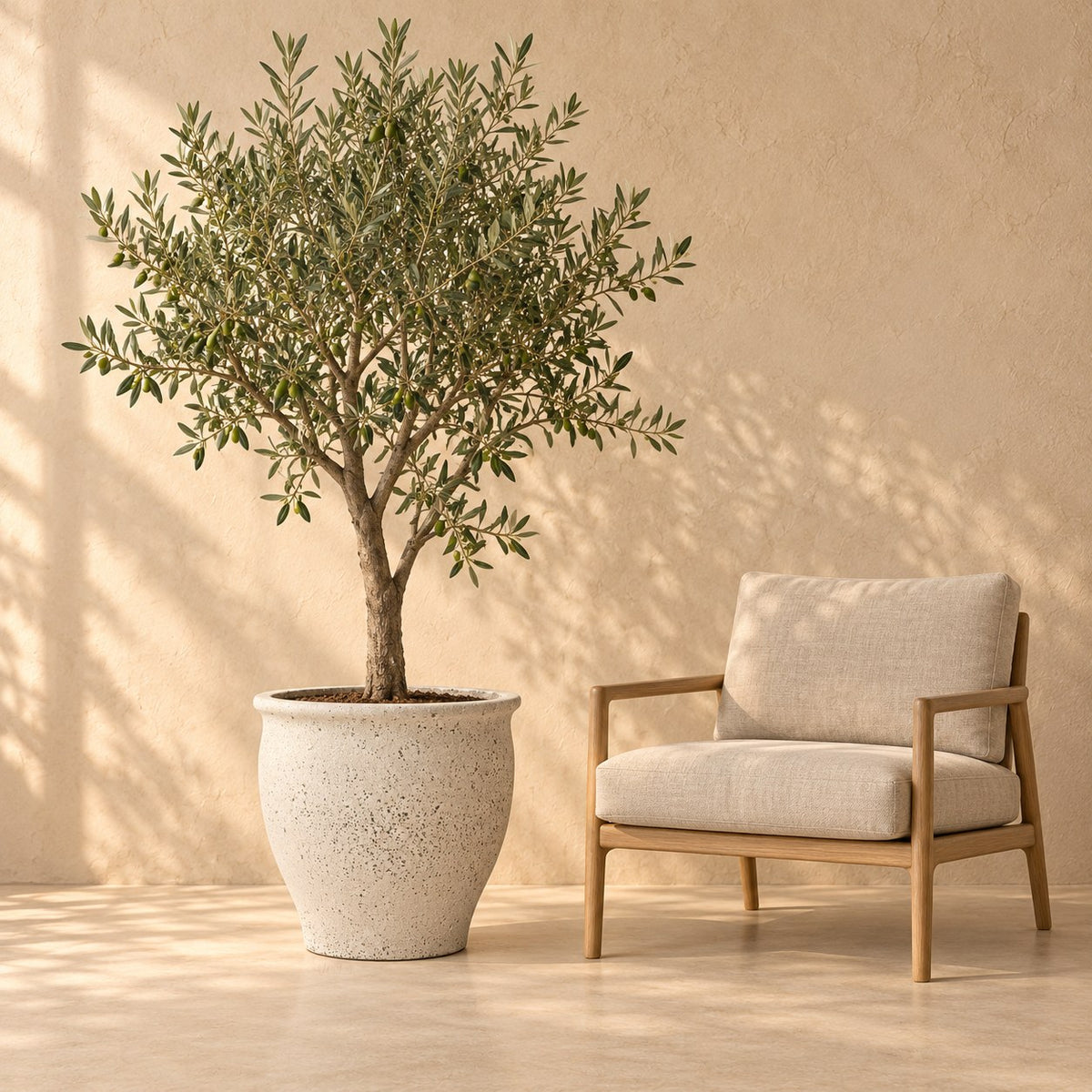 Sierpot Poseidon Ø52 x H47 cm, op ware grootte naast een fauteuil