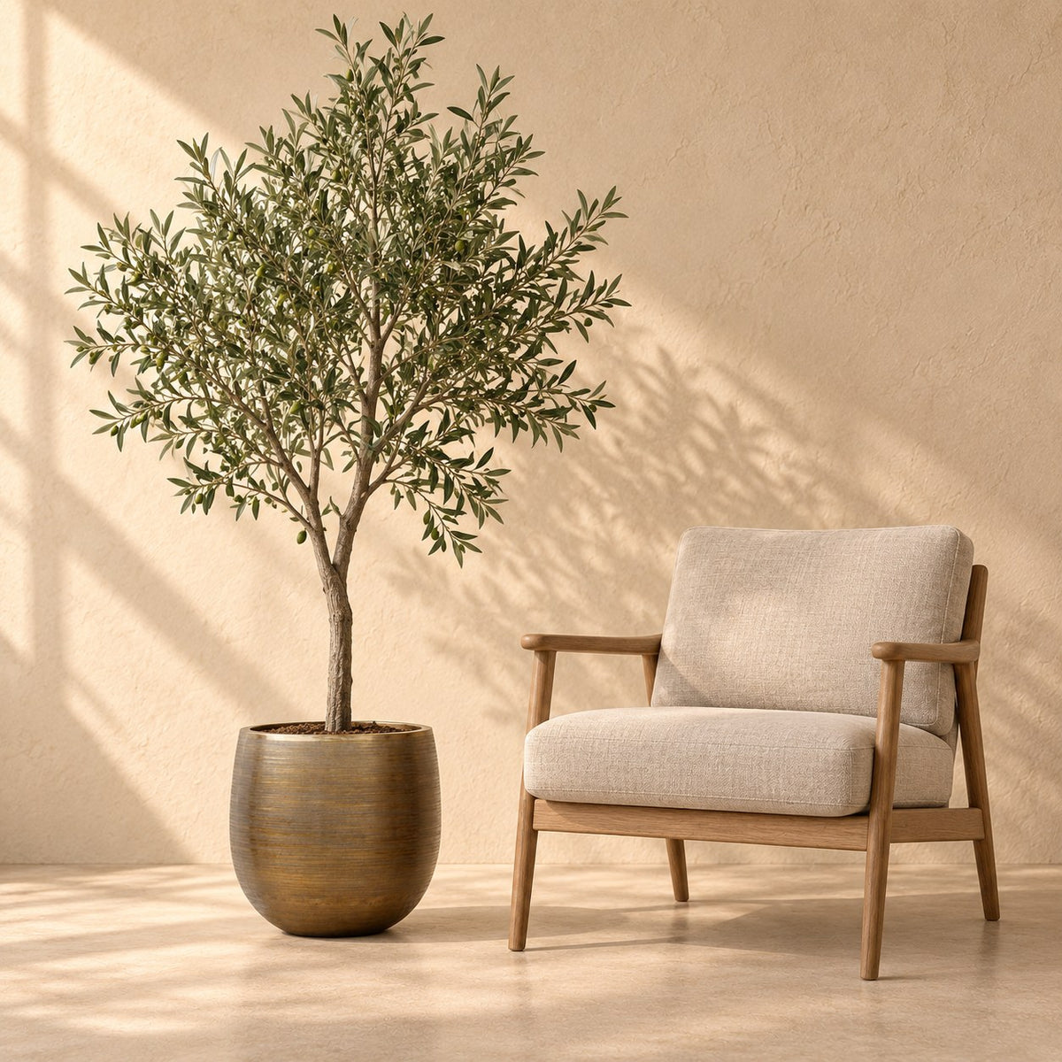 Sierpot Rowen gold Ø38 x H35 cm, op ware grootte naast een fauteuil