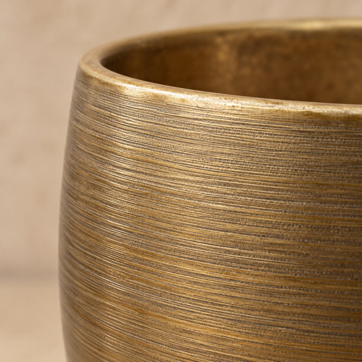 Sierpot Rowen gold Ø38 x H35 cm, detail van het oppervlak