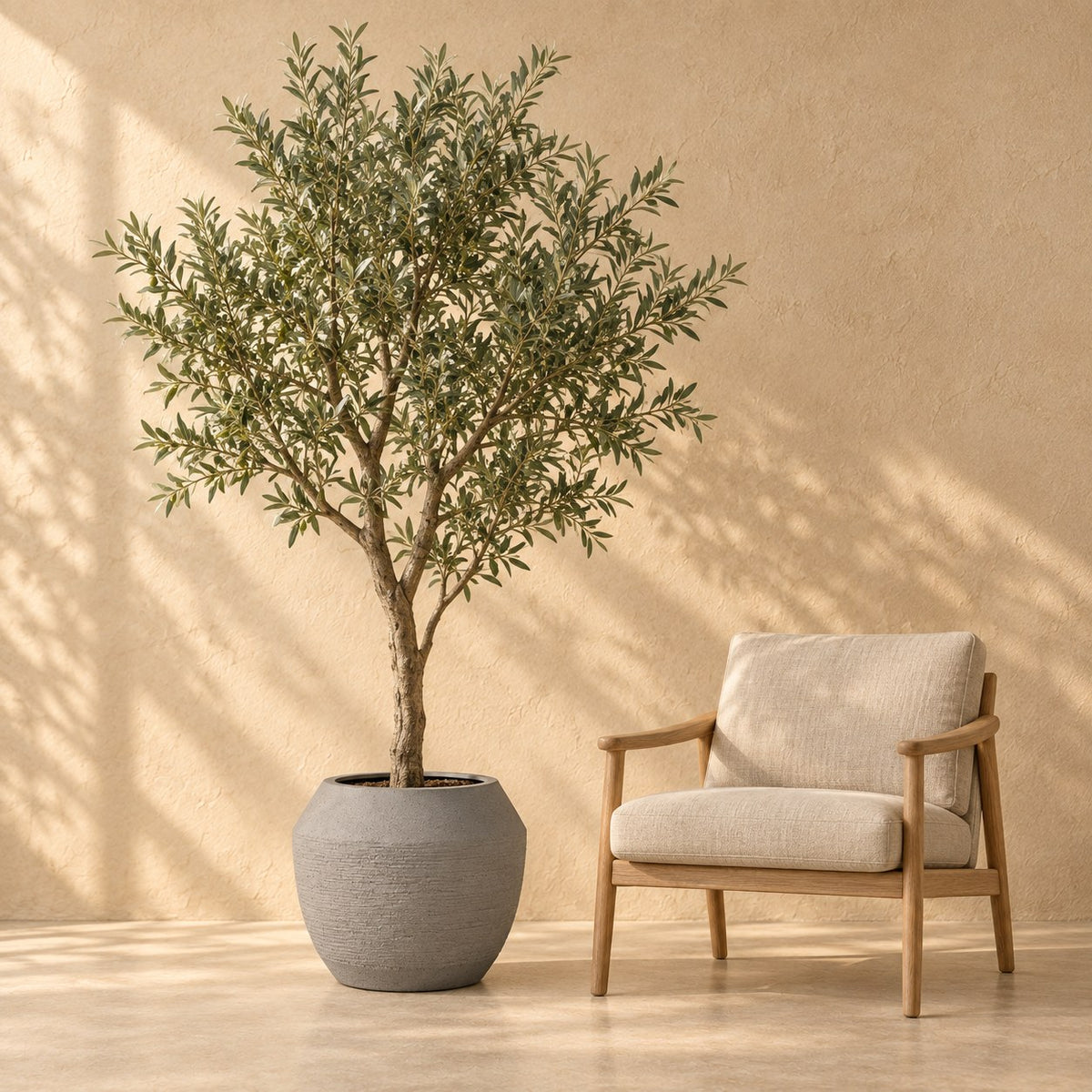 Sierpot Ruvido clay Ø54 cm, op ware grootte naast een fauteuil