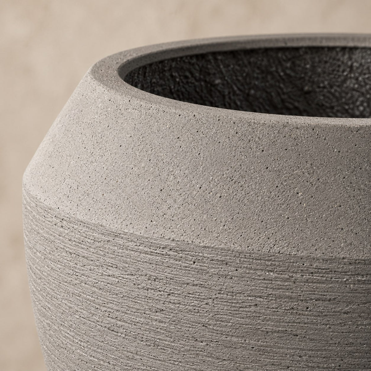 Pot décoratif Ruvido argile Ø54 cm, détail de la surface