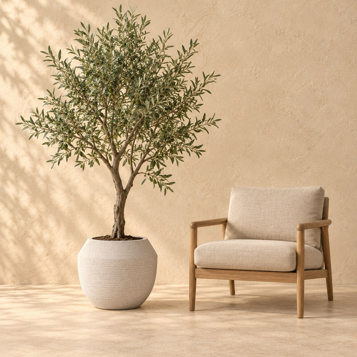 Sierpot Ruvido sand Ø54 cm, op ware grootte naast een fauteuil