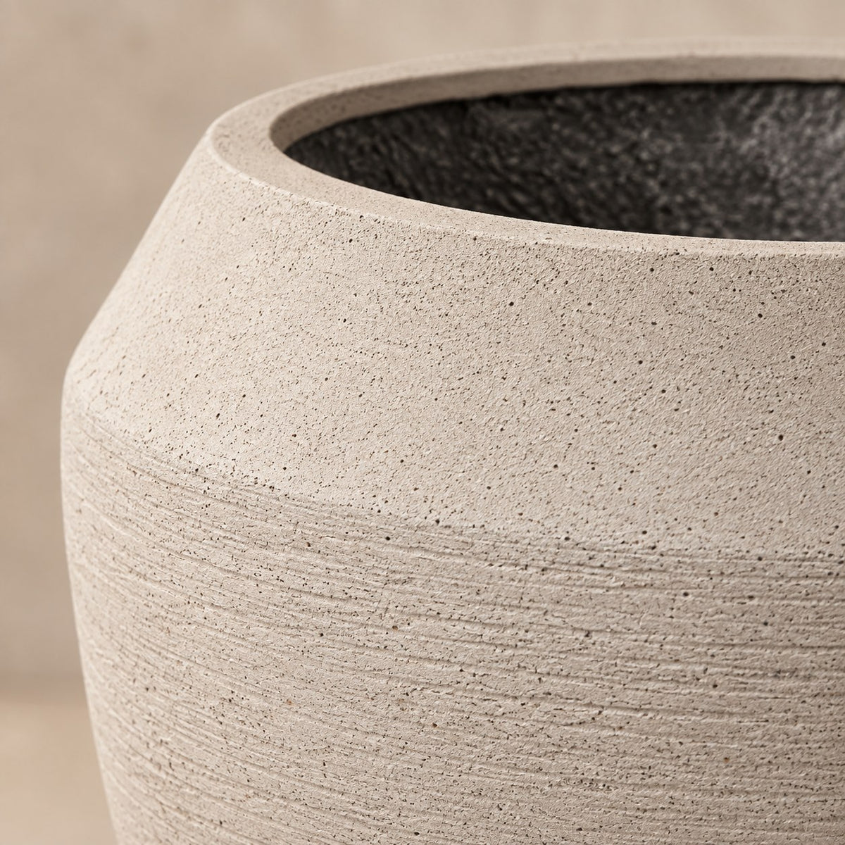 Sierpot Ruvido sand Ø54 cm, detail van het oppervlak